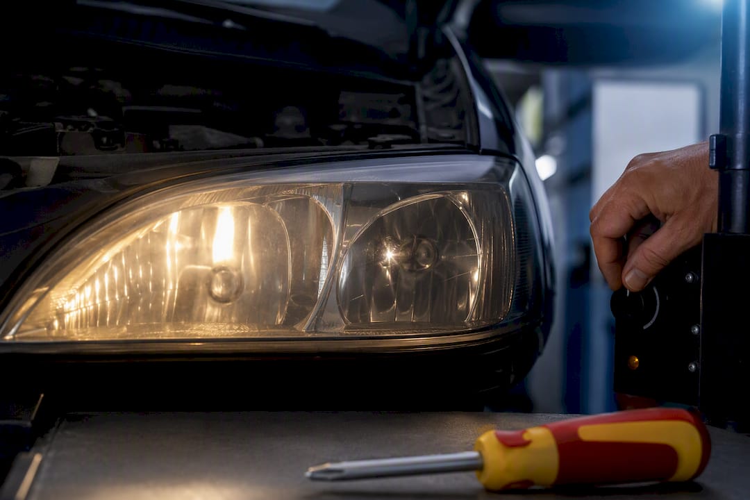 Faros de coche con luz suave