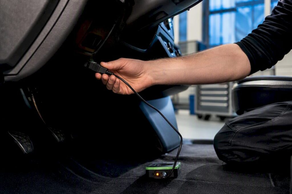 Memory-Saver an die OBD-Buchse angeschlossen